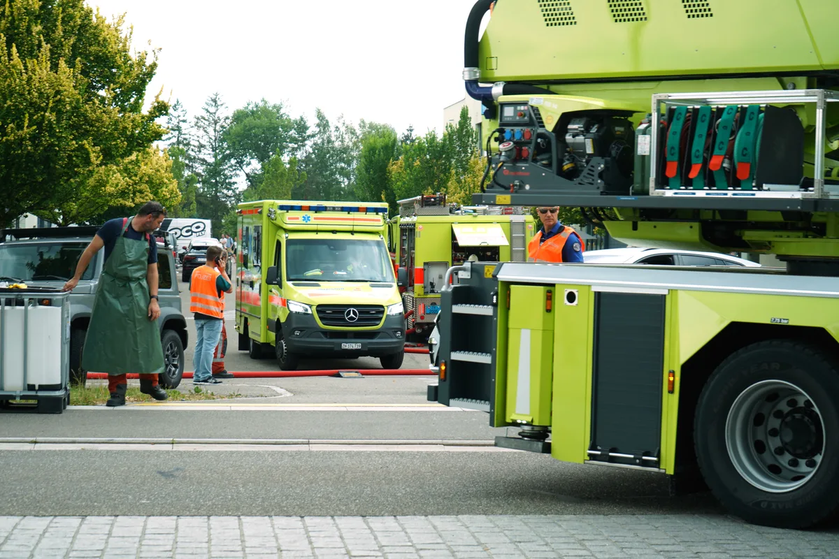 Einsatzkräfte der Feuerwehr, des Rettungsdiensts und der Polizei in Uster West.